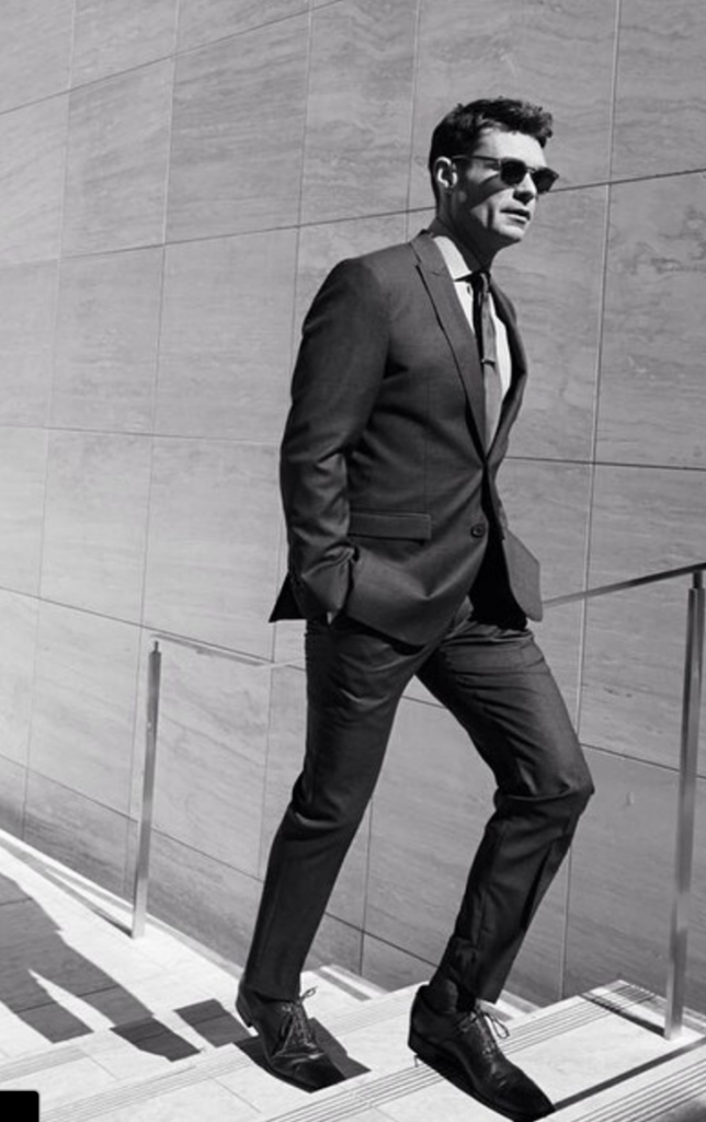 Ryan-Seacrest-Suit-Stairs