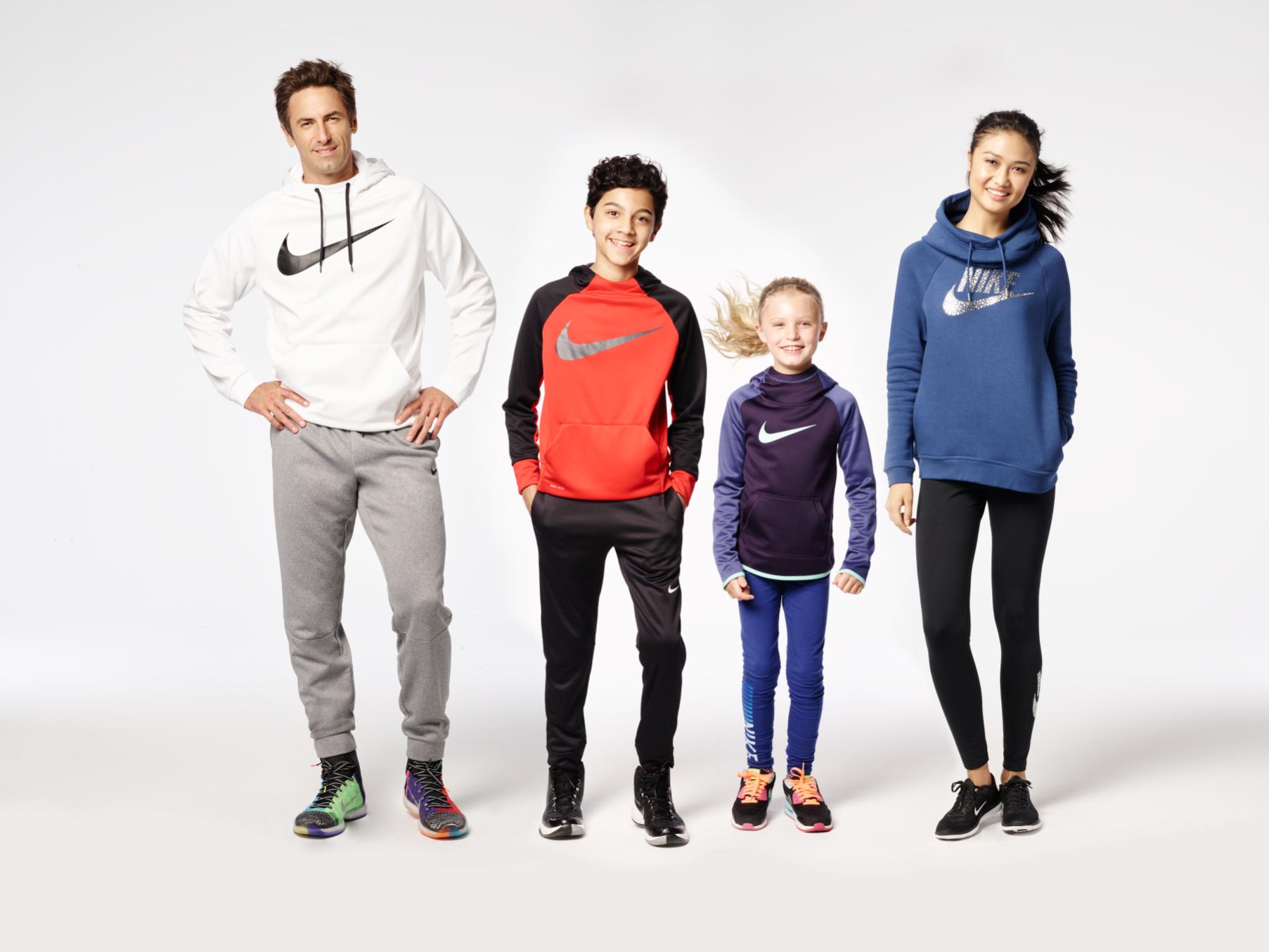 Www wear. Фэмили найк. Nike Wear. Семья в спортивной одежде. Модная одежда для всей семьи.